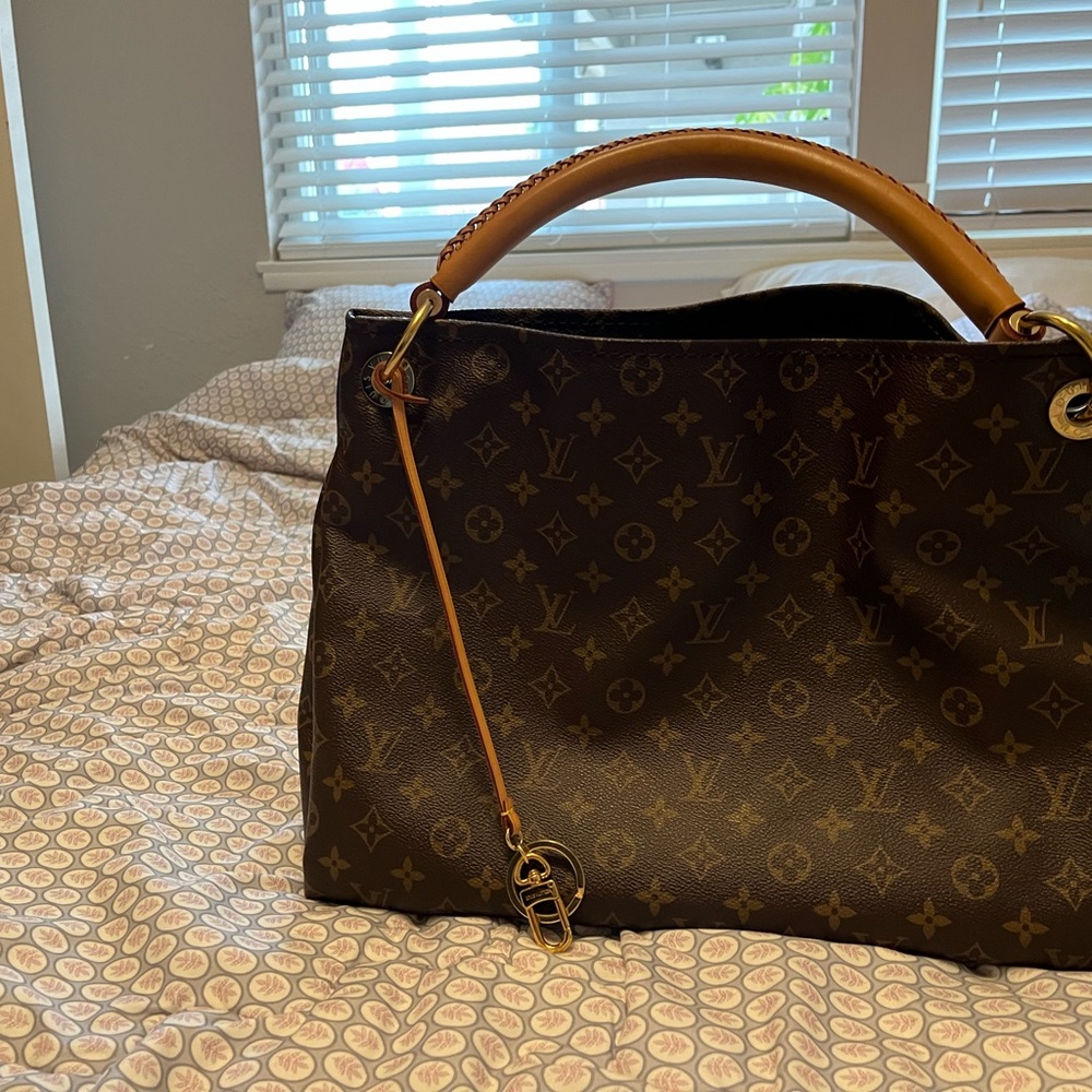 Louis Vuitton - Picture 2 of 6